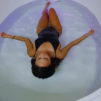 Float your cares away in our magnesium-infused floatation therapy.